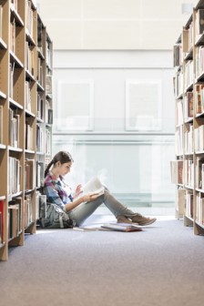 Eine Studentin sitzt zwischen zwei Buchregalen in der Bibliothek
Bild für: Glossar Übersetzung - Wissenswerte und hilfreiche Erklärungen rund ums Übersetzen